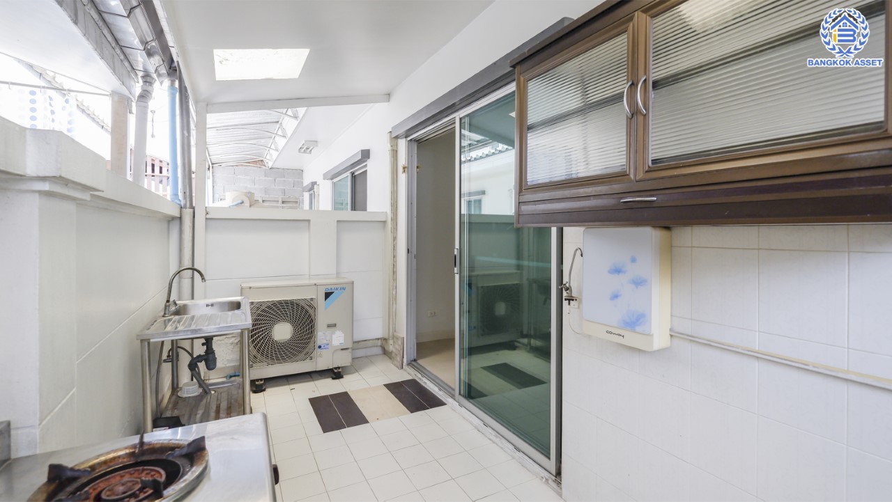 บ้านมือสองตกแต่งใหม่ ทาวน์โฮม 3 ชั้นหลังใหญ่ ม.พลัสซิตี้พาร์ค สนามบินน้ำ เนื้อที่ 22.9 ตร.ว. ฟังก์ชัน 3 ห้องนอน 3 ห้องน้ำ จอดรถได้ 2 คัน บนทำเลโซนเมือง! ใกล้สถานที่ราชการหลายแห่ง เซ็นทรัลรัตนาธิเบศร์ และรถไฟฟ้า "สถานีแยกนนทบุรี1"